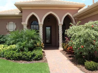 Home with regular landscape maintenance near Ormond Beach, FL.