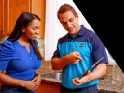 Z PLUMBERS worker with client