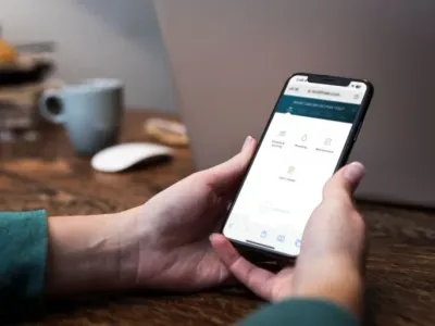 person holding a phone with scheduling buttons